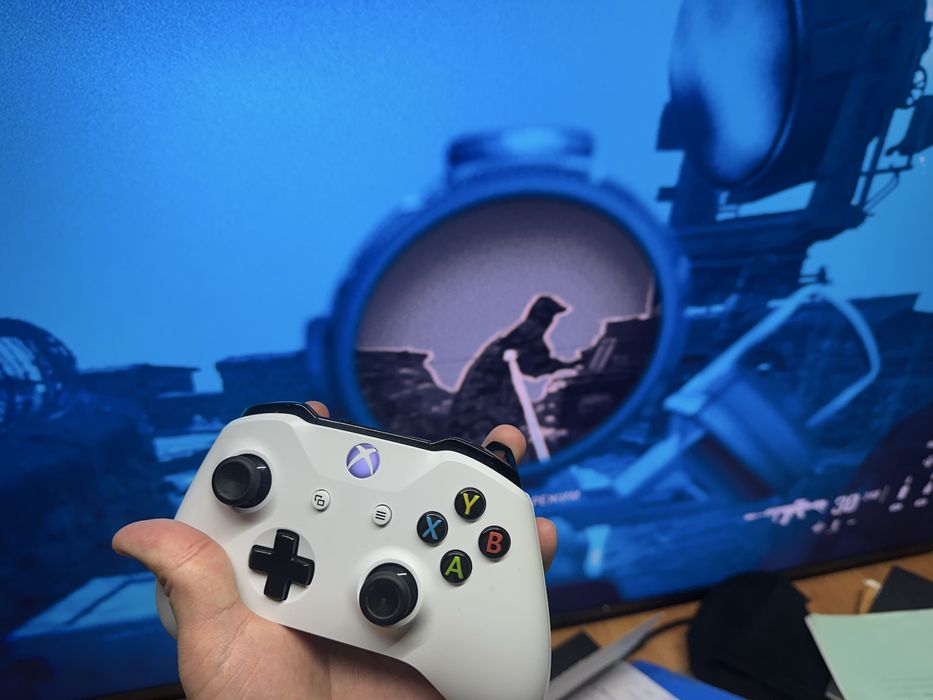 Xbox one S 16 игр 2 джойстика