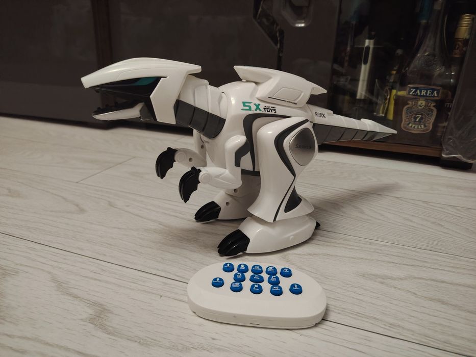 Robot dragon cu multimple functii