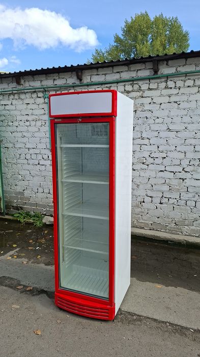 Холодильник витринный.