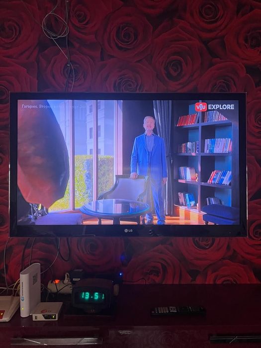 Срочно продам телевизор со шкафом