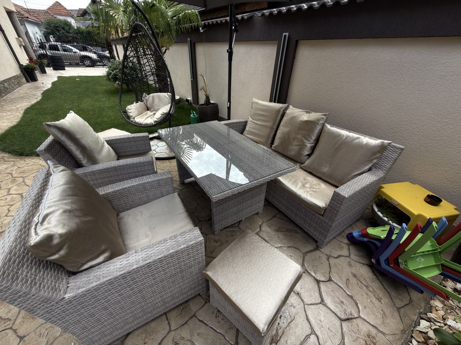 Set Mobilă Grădină / Terasă din Rattan cu Masă și Perne Custom – Ca Nou