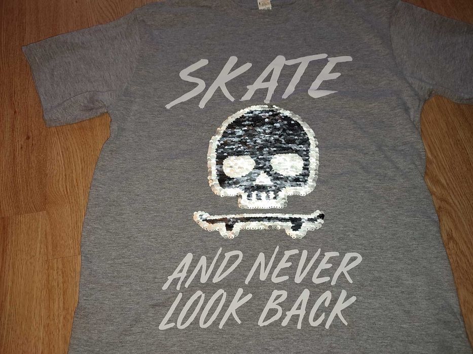 Skate 12 г. тениска с интерактивен мотив двулицеви пайети