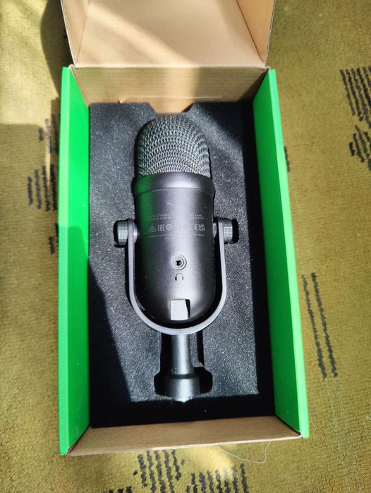 Микрофон razer seiren V2 Pro
