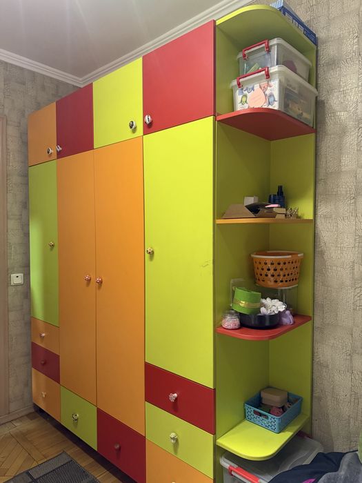 Яркий шкаф для детской комнаты