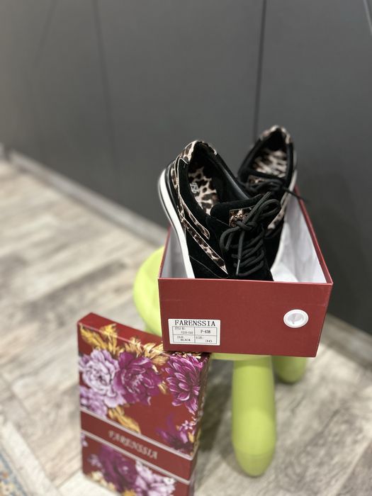 Продам кросовки женские новый