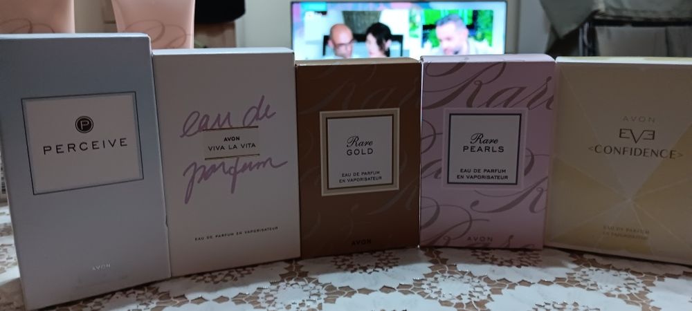 Дамски парфюми на цени от 18 лв. Вземи в компект с лосион или крем