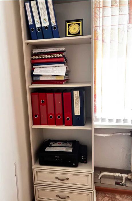 Продам книжный шкаф в хорошем состоянии