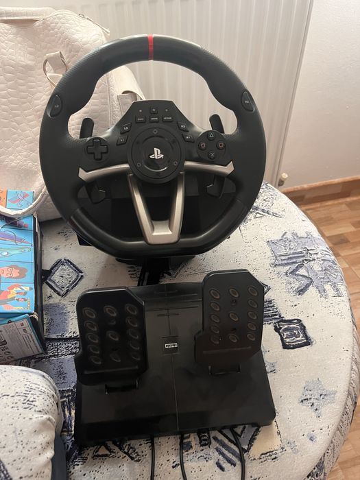 PlayStation 4 functionabil + 5jocuri +3console + volan original 360grd