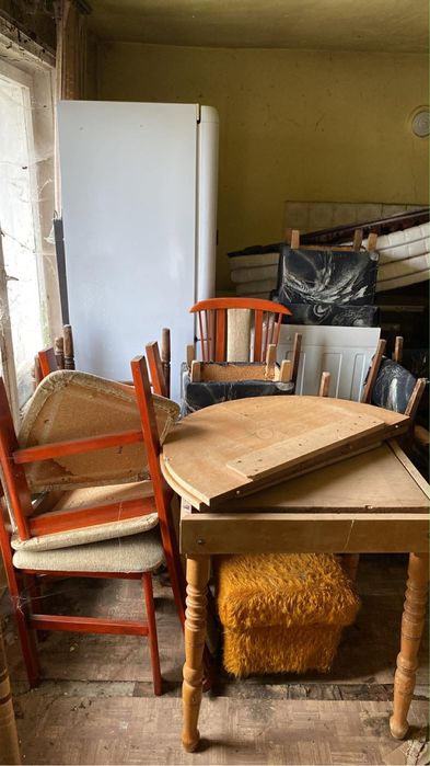 Продавам мебели -гардероб,4 крилен,секция на Арон ,маса ,6 стола,бюро,