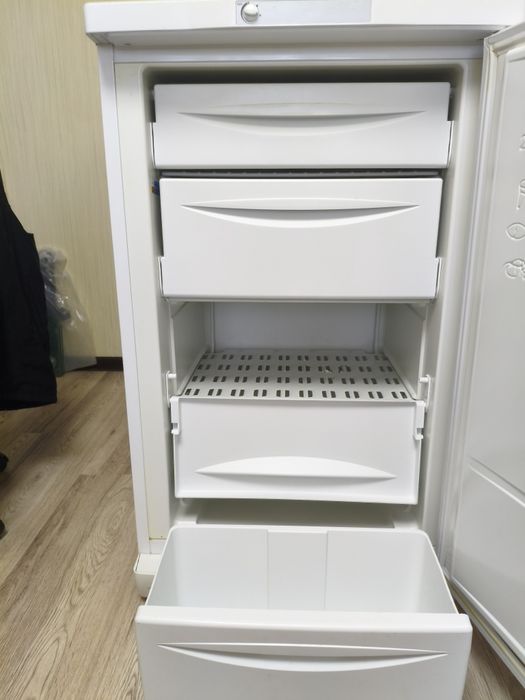 Продам морозильник  Indesit SFR100