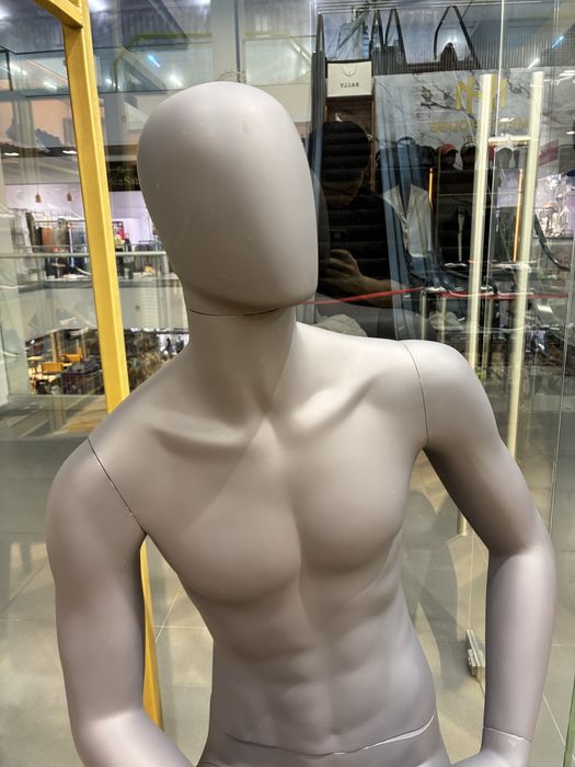 Маникен сидящий темно серого цвета