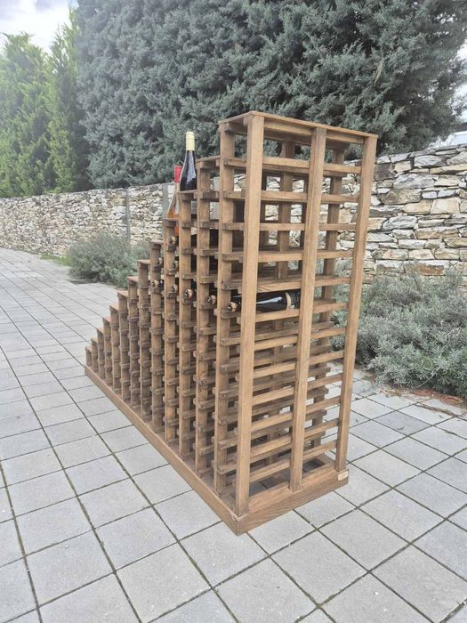 Cascading стелаж за вино.