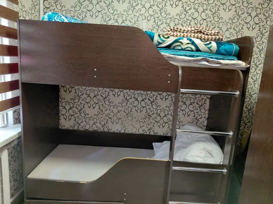 Двухьярусная кровать б/у