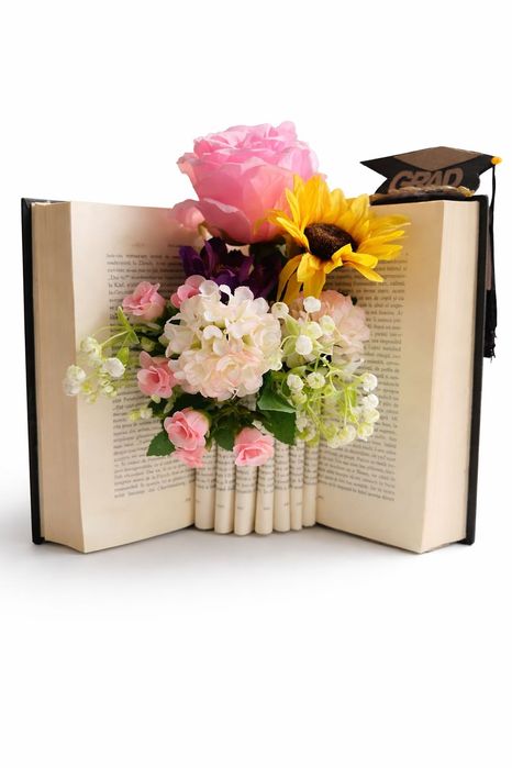 Vând decoratiune handmade din carte + flori artificiale