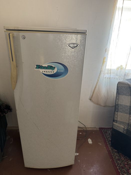 Холодильник. Sharp.