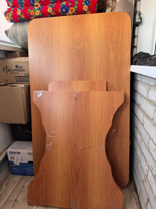 Кухонный стол в хорошем состоянии