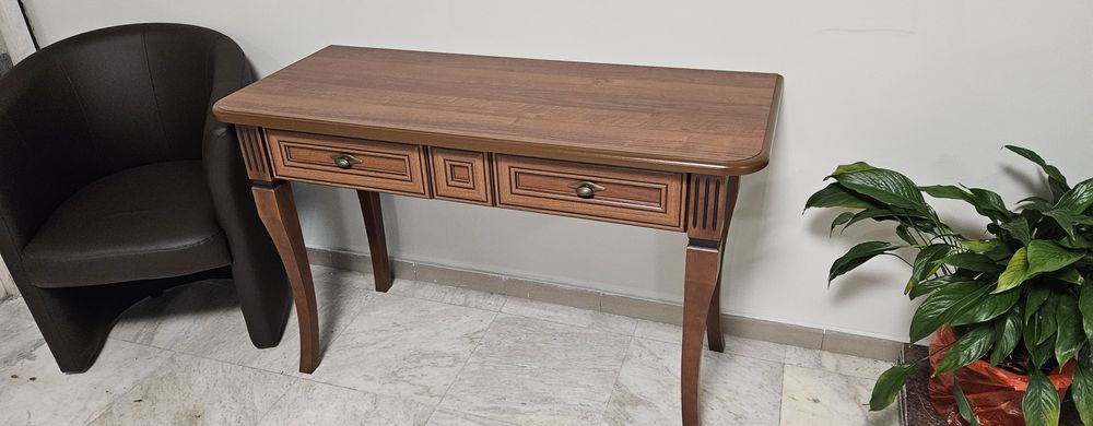 Маса с чекмеджета