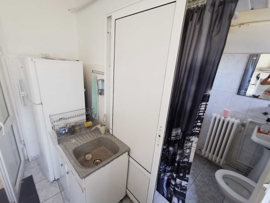 Închiriez apartament 3 camere în centrul Bârladului
