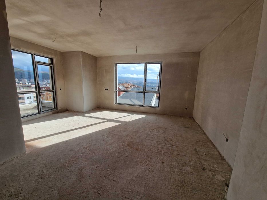 Тристаен апартамент за продажба в кв. Освобождение, гр. Благоевград.