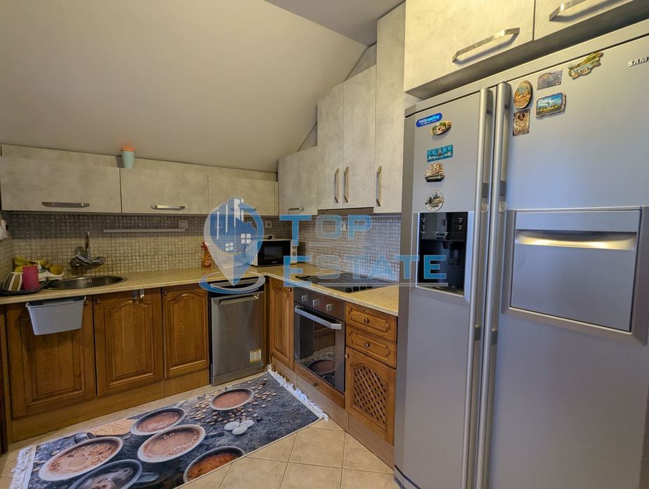 Масивна триетажна къща със сауна и басейн в близост до центъра на гра