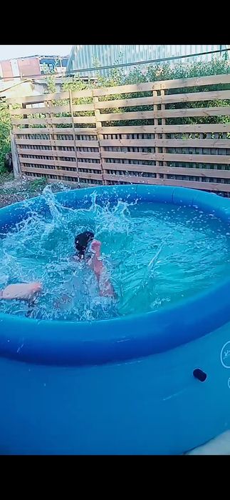 Продам бассейн надувной  intex