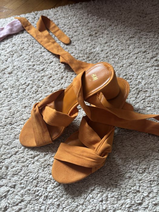 Sandale 38 cu  prindere snur pe picior  culoare mustar