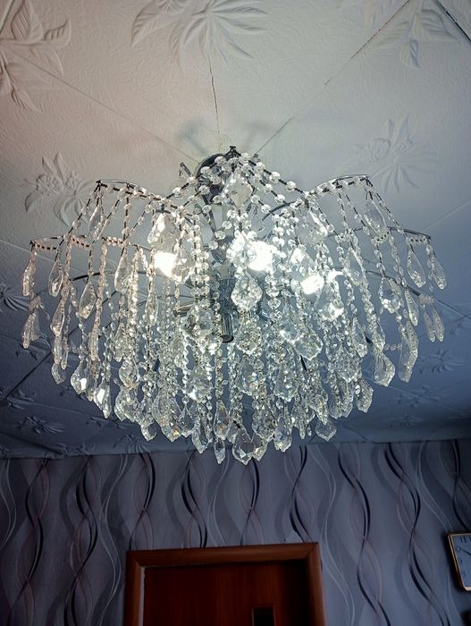 Подам .люстру на 8 ламп.