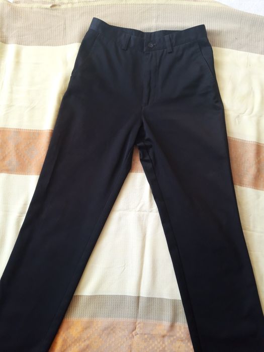 Брюки джинсы а также утепленные джинсы, еще имеются свитера, рубашки,