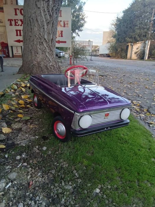 Продавам метална детска ретро кола с педали МОСКВИЧ количка