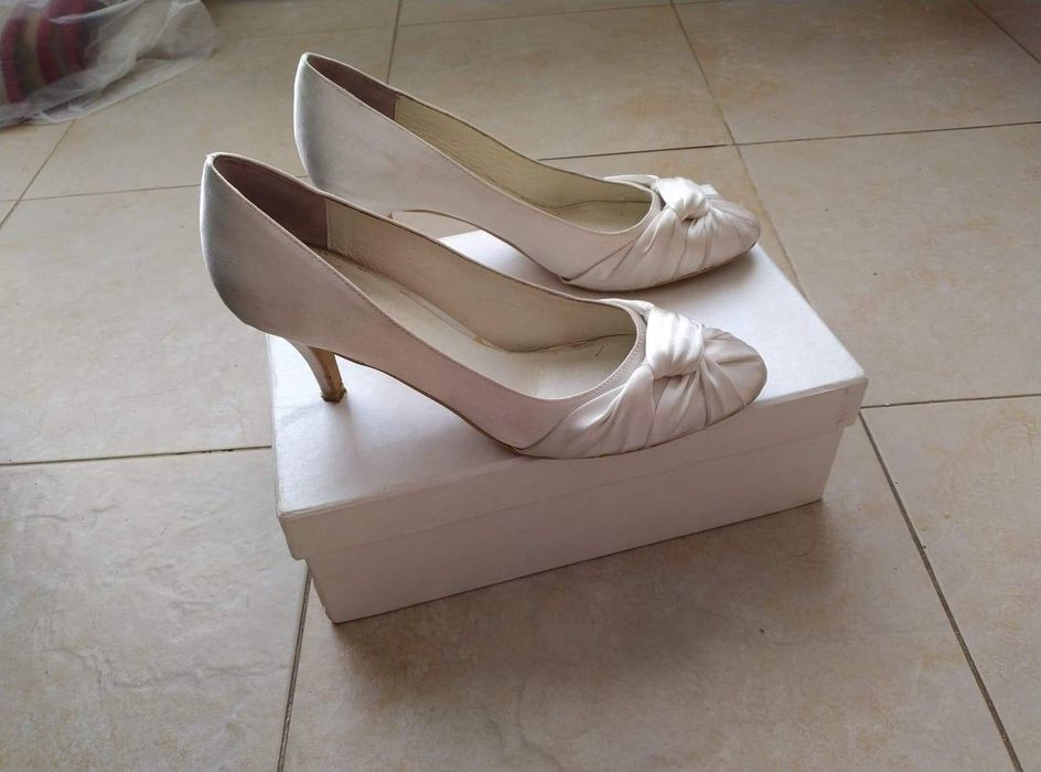 Сватбена рокля и аксесоари