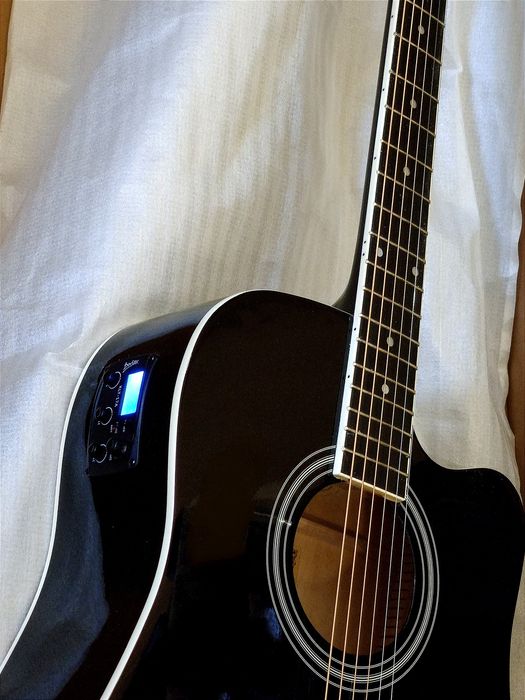 Электро-акустическая гитара.