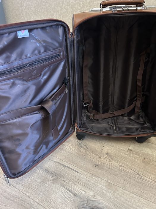 Чемодан кожаный коричневый