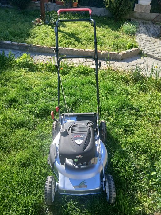 Продавам бензинова косачка