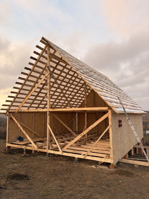 Case din lemn pe pilonii din beton , sau teava retangulara