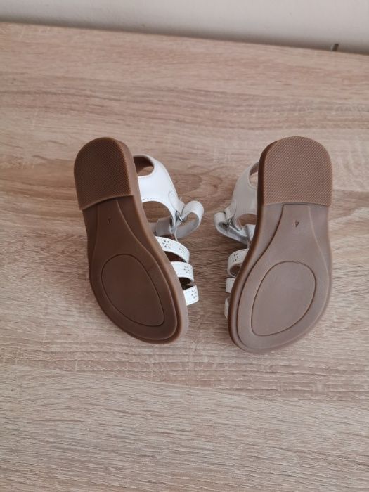 Продавам нови детски сандалки -21 номер