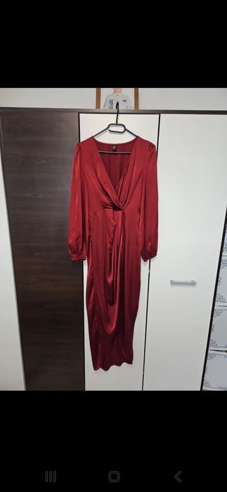 Rochie vișinie până la gleznă