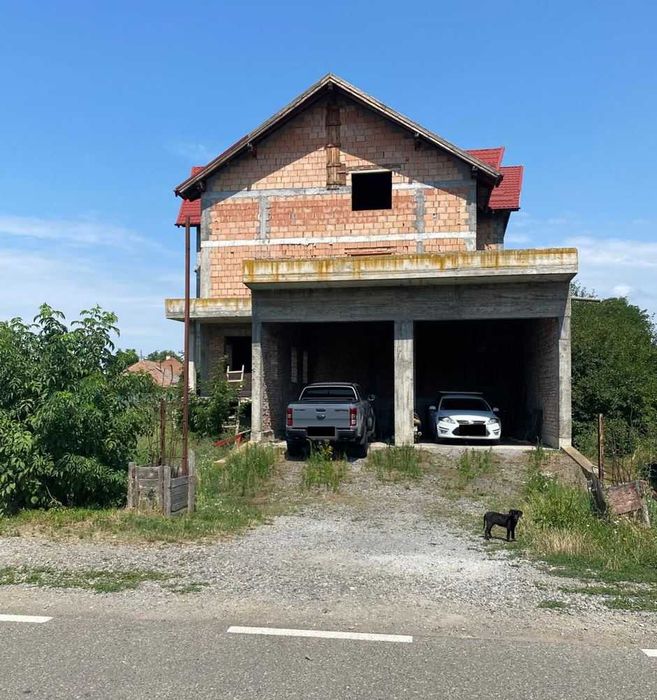 Casa la rosu pe 4 nivele cu teren generos