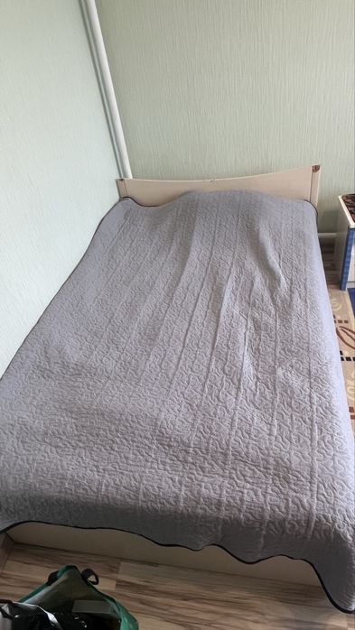 стол для компьютера, кровати