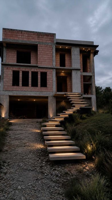 Casa la roșu de vânzare, 330 mp util, teren 2000 mp