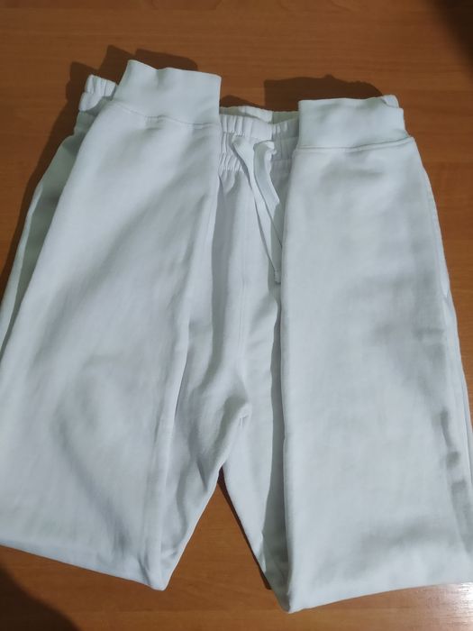 Свободные спортивные брюки