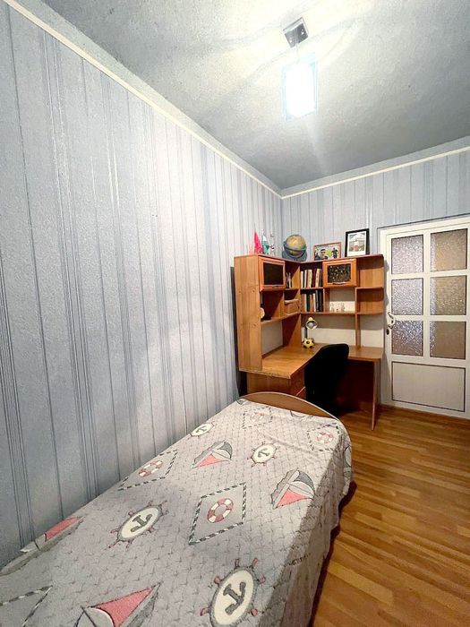 Ganga G'ofur Gulom metro oldida