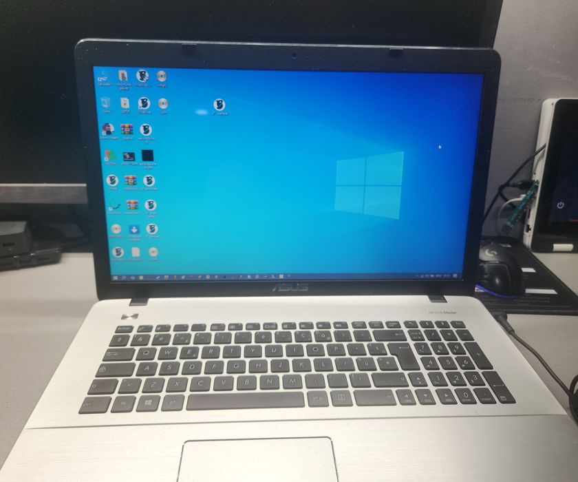 Laptop Asus R752L