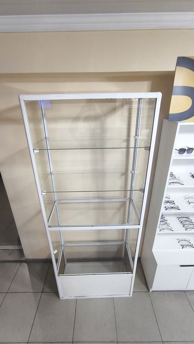 Стеклянная ветрина