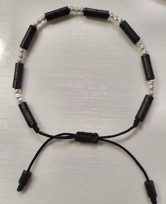 Гривна от конец със сребърни топчета