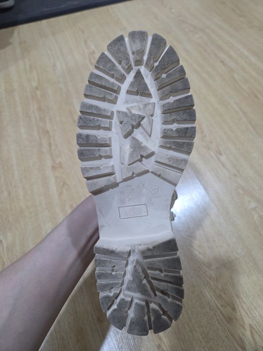 ботинки модель бренда Stradivarius.