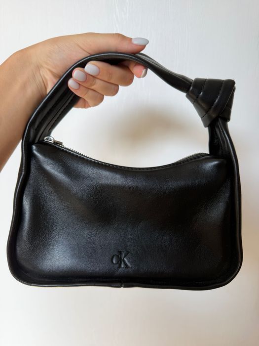 Чантичка Calvin Klein.
