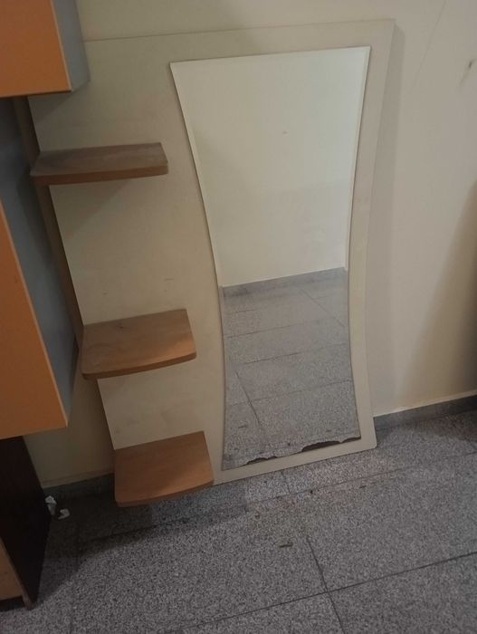 Огледало с рафтове