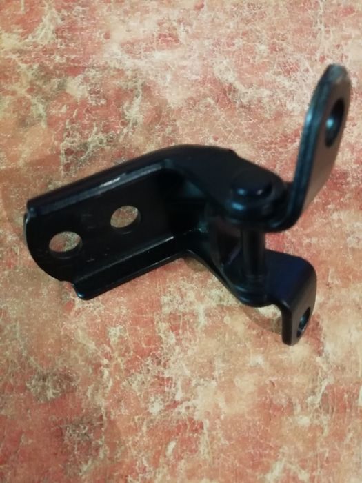 Петля от левой передней двери