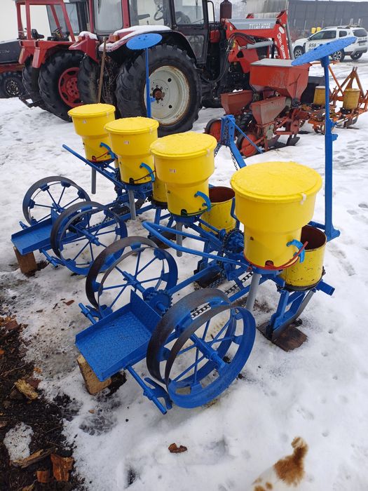 Semanatoare de porumb pe 4 randuri cu fertilizare