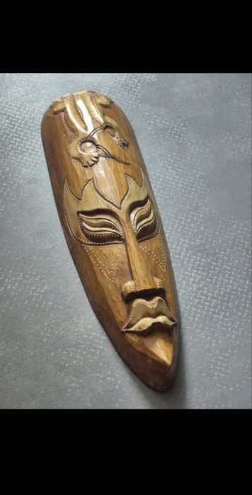 Masca sculptata in lemn